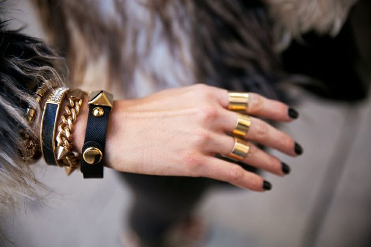 5. Anillos y pendientes