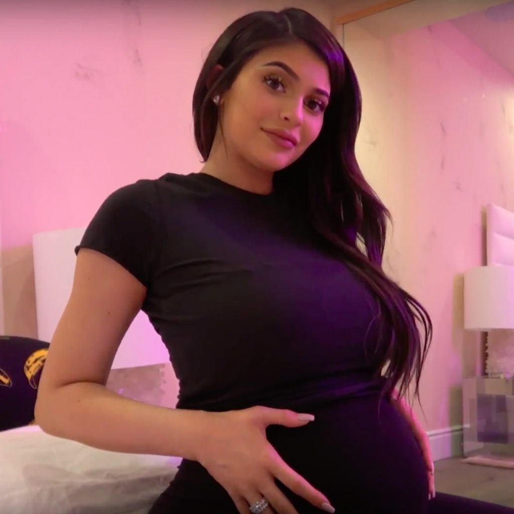 Embarazo en secreto |  Stormi Webster vestida como mamá Kylie y papá Travis es totalmente adorable |  Su belleza