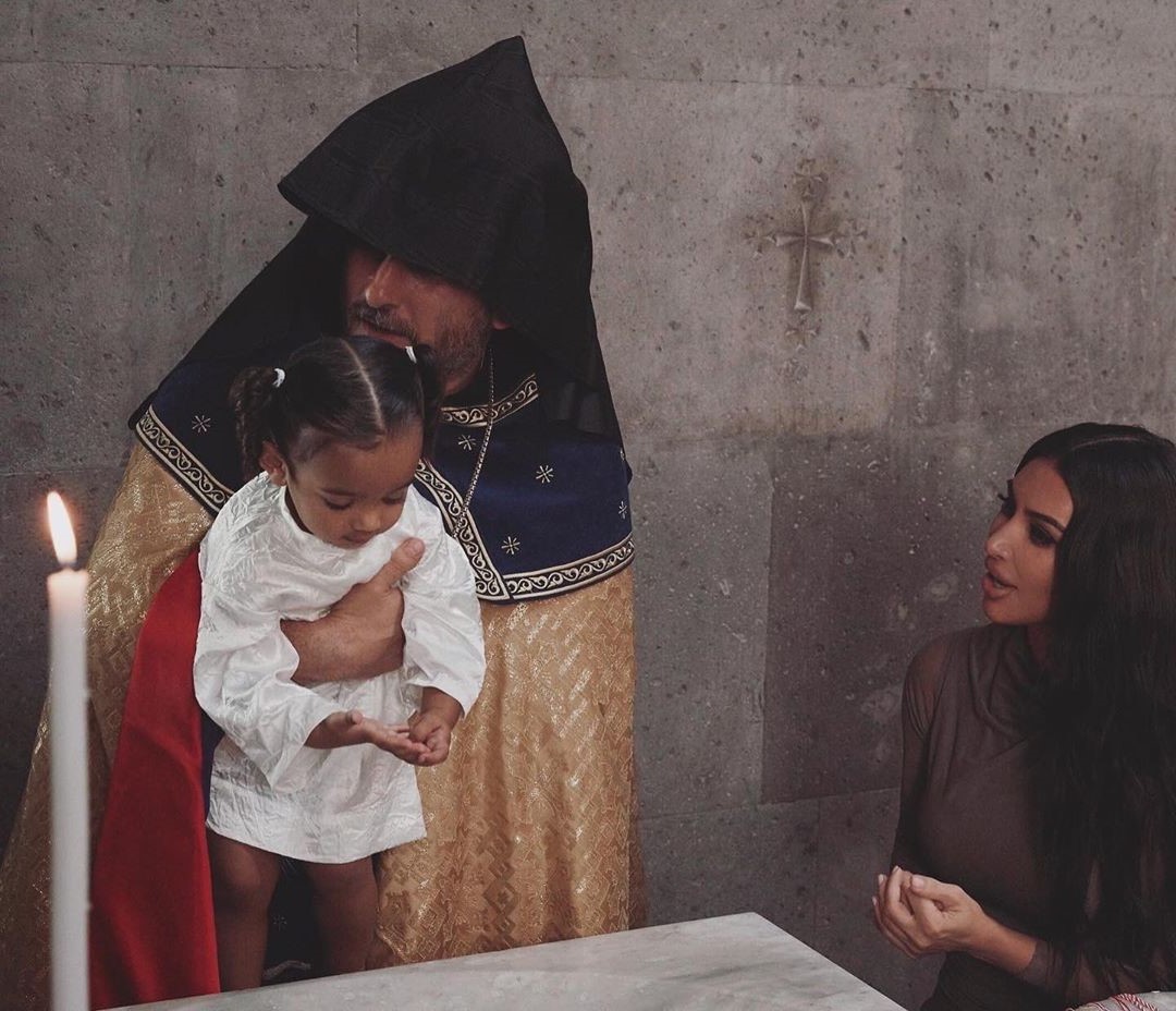 Kim Kardashian y sus hijos bautizados en la iglesia armenia #3 |  Su belleza