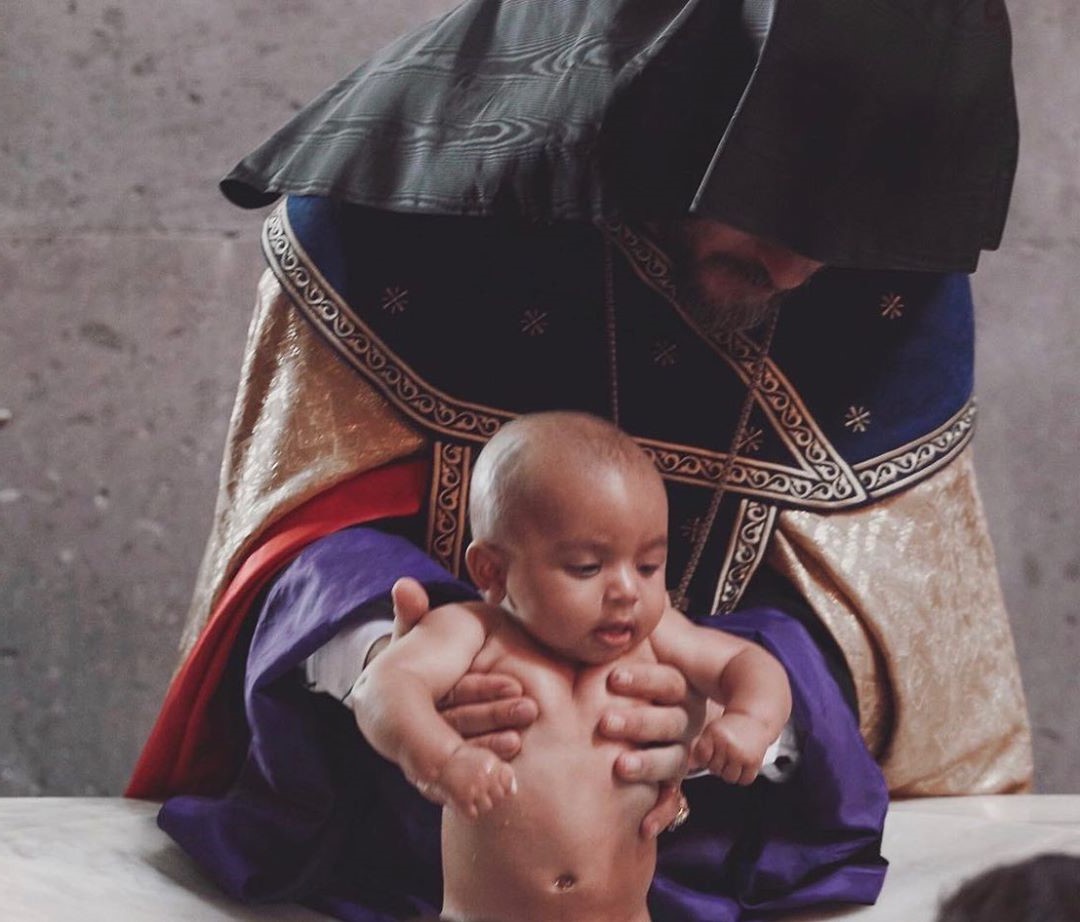 Kim Kardashian y sus hijos bautizados en la iglesia armenia #4 |  Su belleza