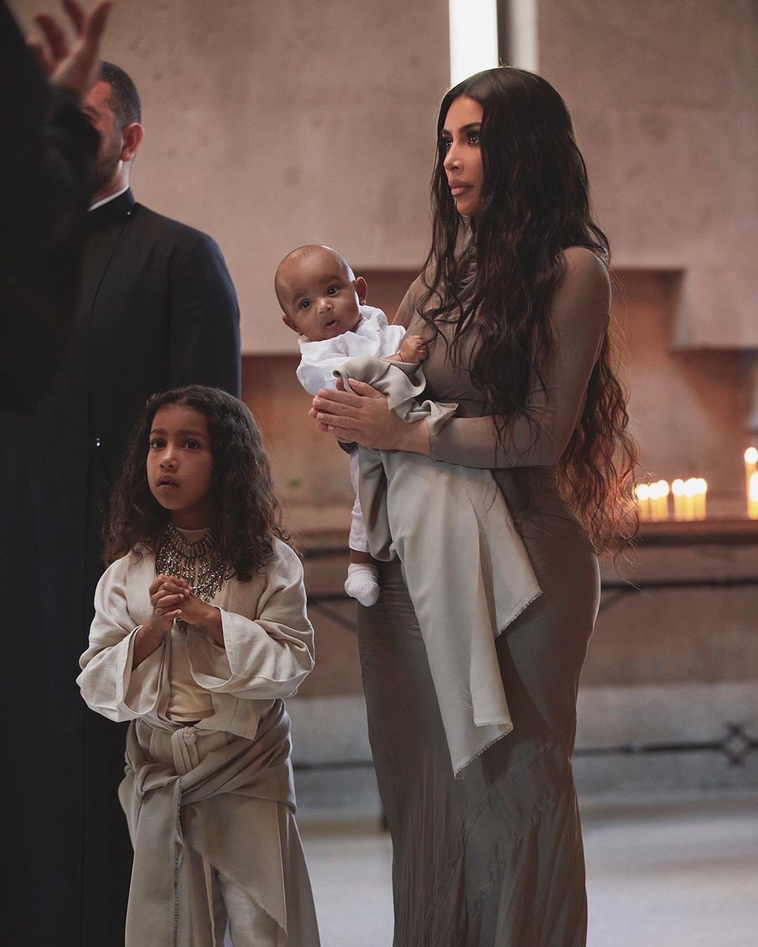 Kim Kardashian y sus hijos bautizados en la iglesia armenia #1 |  Su belleza