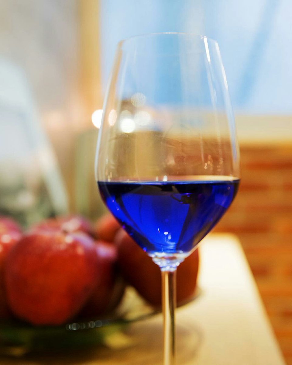 blue-wine-is-ahora-a-thing-so-slow-the-chardonnay-02
