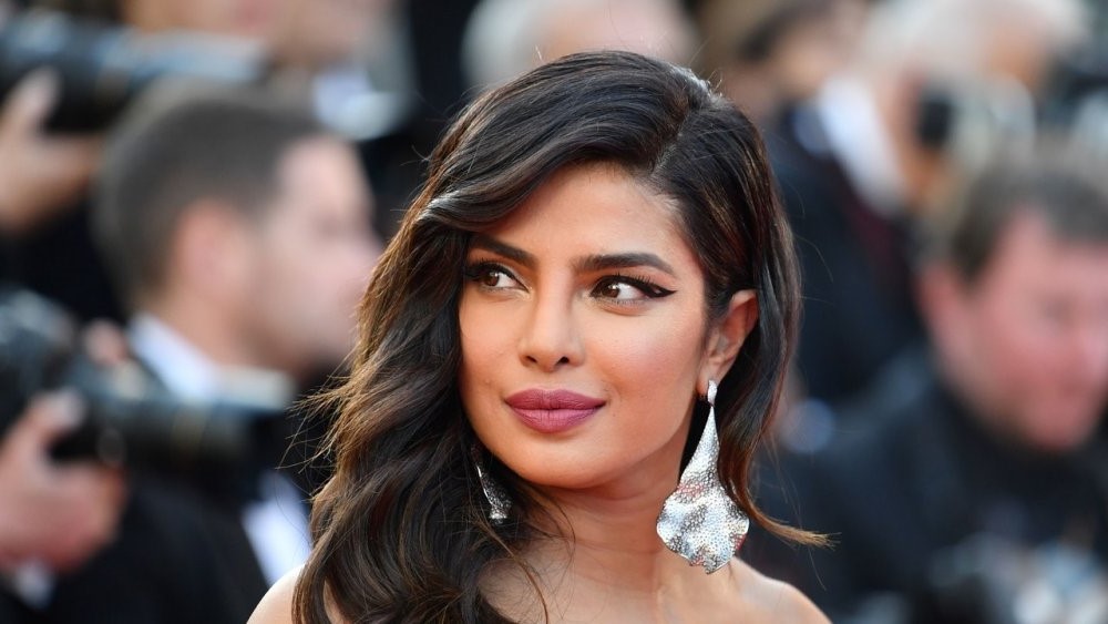 priyanka chopra |  8 deslumbrantes de Bollywood comparten sus principales rutinas de belleza, y estamos ansiosos por probarlas |  Su belleza