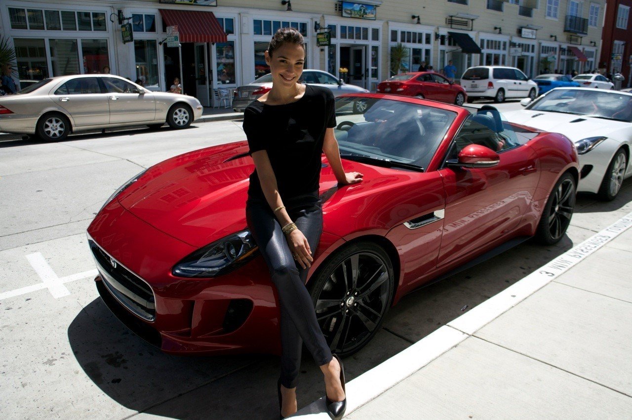Jaguar Descapotable |  7 cosas caras y locas que Gal Gadot ha comprado |  Su belleza