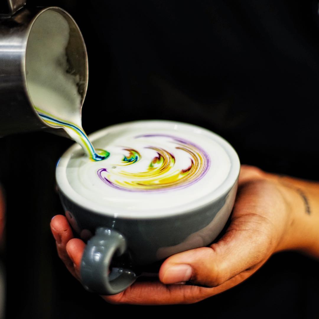 rainbow-coffee-es-la-nueva-tendencia-hipnotizadora-en-el-arte-barista-tienes-que-poner-las-manos-en-03