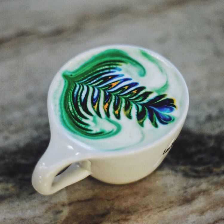 Rainbow-Coffee-es-la-nueva-tendencia-hipnotizante-en-el-arte-barista-que-tienes-que-poner-en-tus-manos-05