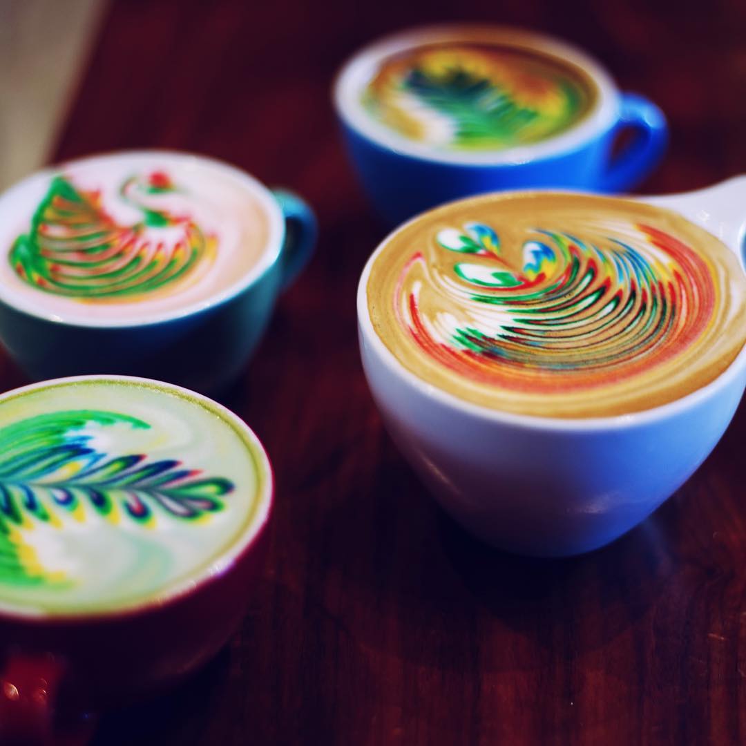 Rainbow-Coffee-es-la-nueva-tendencia-hipnotizadora-en-el-arte-barista-que-tienes-que-poner-en-tus-manos-07
