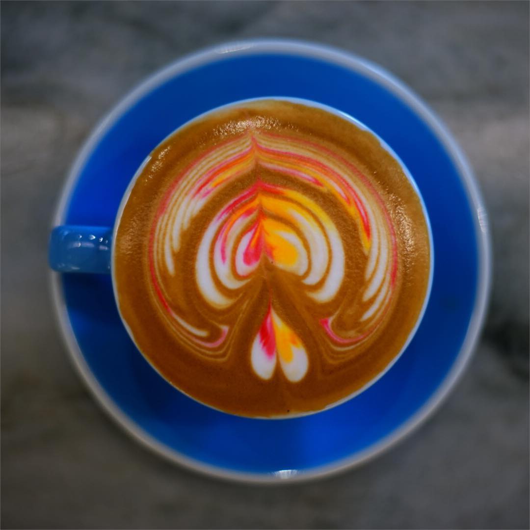 rainbow-coffee-es-la-nueva-hipnotizadora-tendencia-en-el-arte-barista-tienes-que-poner-las-manos-en-10