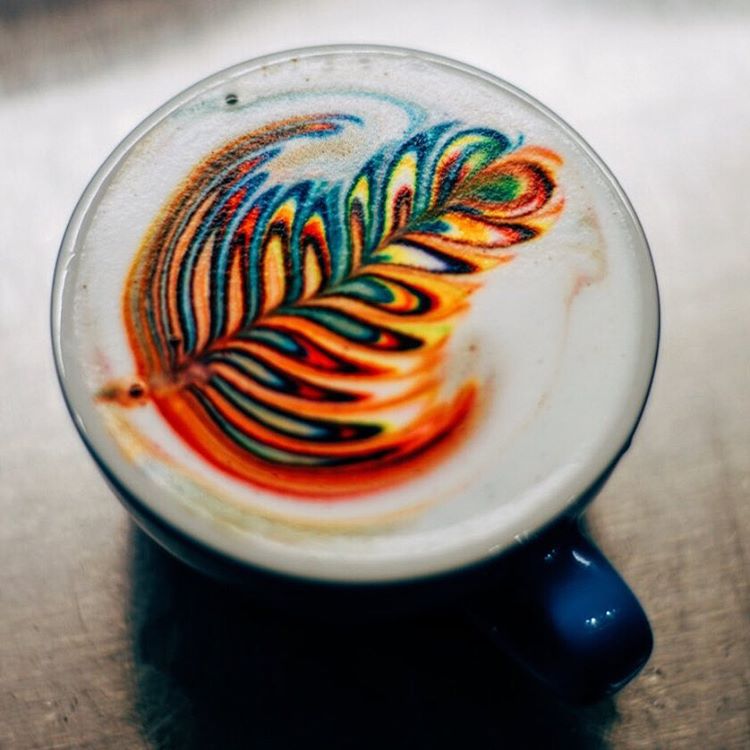 rainbow-coffee-es-la-nueva-tendencia-hipnotizante-en-el-arte-barista-que-tienes-que-poner-en-tus-manos-02