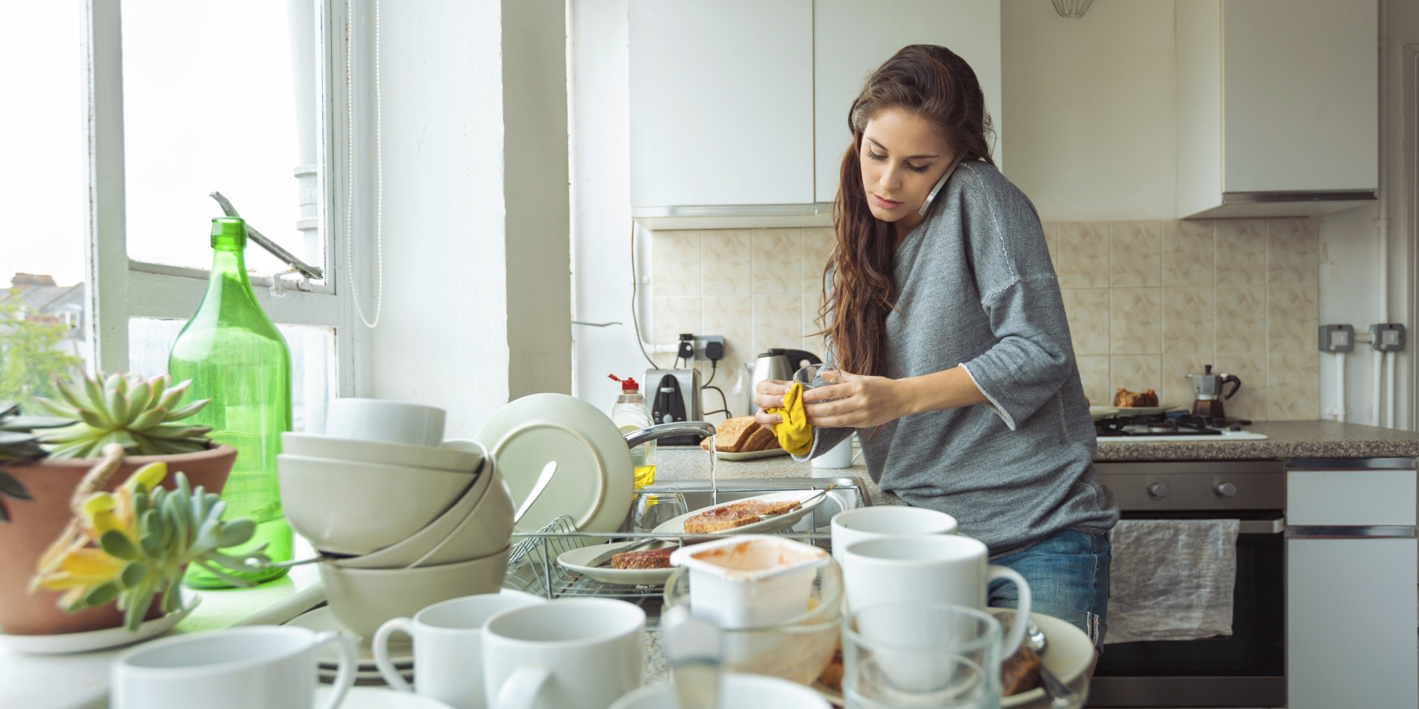 Mujer lavando platos