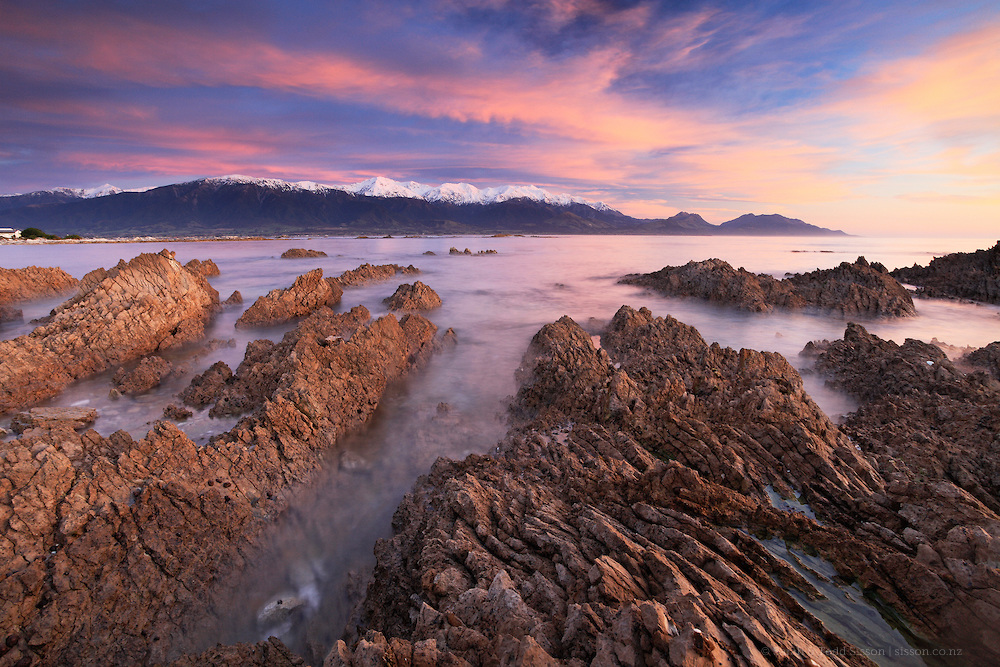 Amanecer mirando hacia las montañas de Kaikoura y la bahía de Kaikoura, Isla Sur, Nueva Zelanda - fotografía de stock, lienzo, impresión de bellas artes