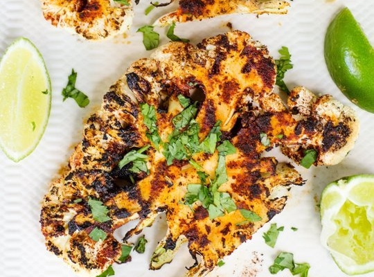 6 filetes de coliflor a la parrilla con lima y chipotle