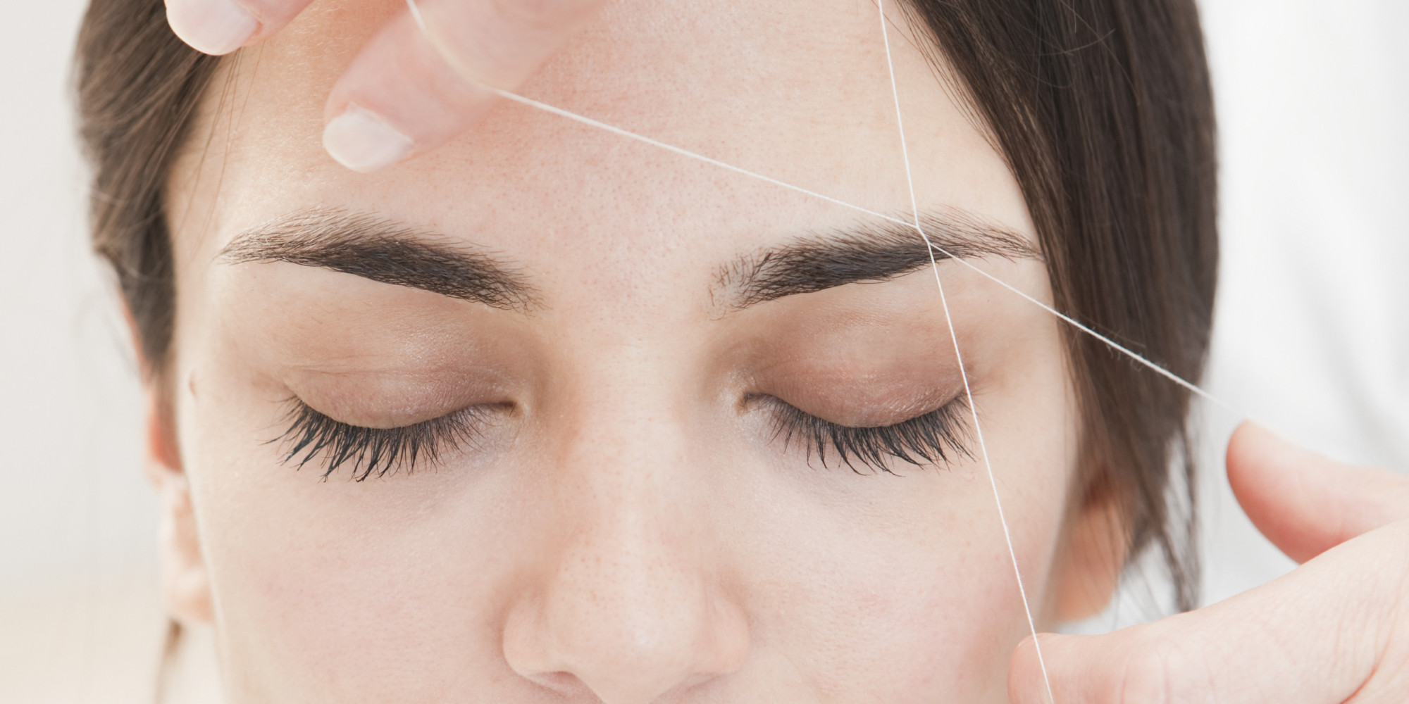 Mujer joven con cejas roscadas