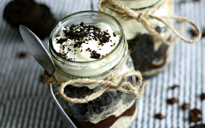 http://www.thelilypadcottage.com/2013/06/mason-jar-mud-pies.html