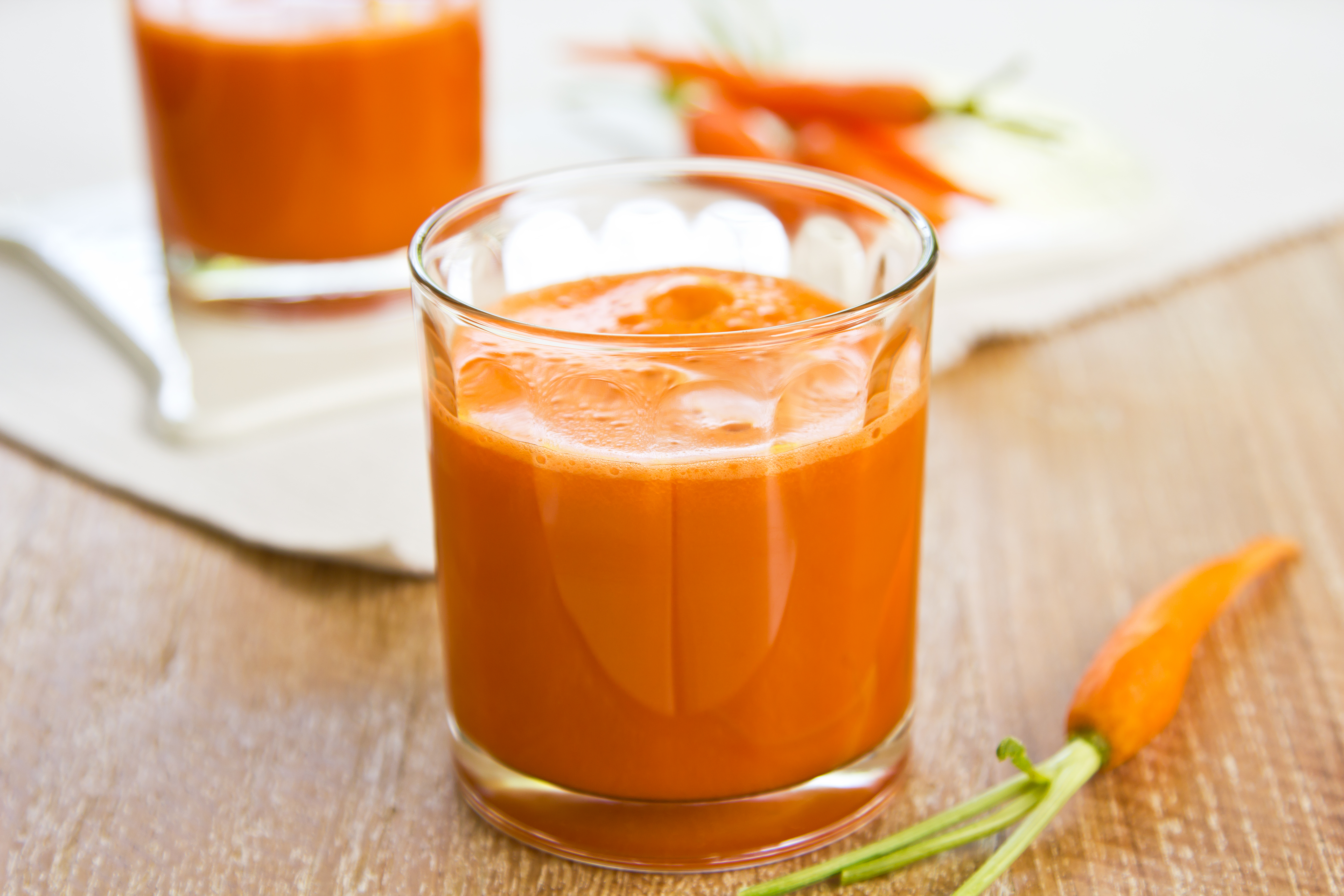 Jugo de zanahoria fresco [smoothie ] por unas zanahorias baby