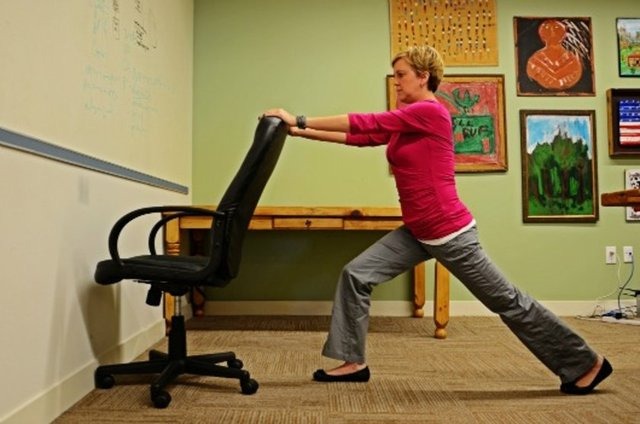 12 ejercicios fáciles que puedes hacer en la oficina 5