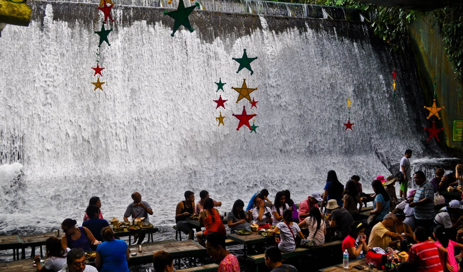 Restaurante Labassin Waterfall – Filipinas - Los 10 restaurantes más inusuales del mundo 1