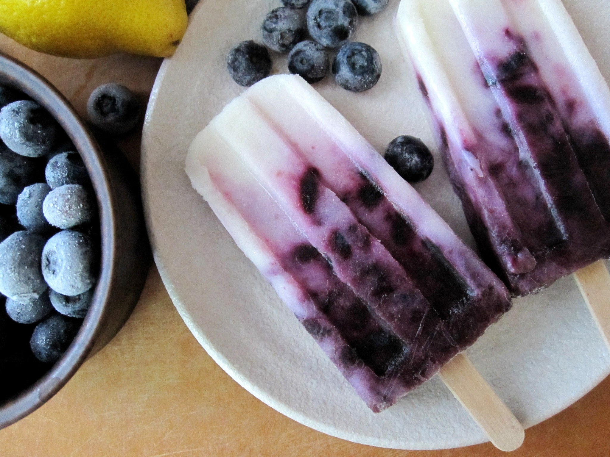 Paletas heladas de yogur y frutos rojos: 10 postres saludables pero deliciosos que debes probar